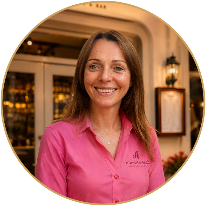 Anna vor ihrem Restaurant in Kevelaer